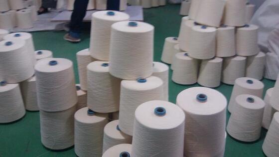 غزل أبيض اللون Lenzing Viscose غزل 1.5kgs لكل مخروط خيارات ألوان غزل مخصصة مصممة لاحتياجات تصنيع المنسوجات