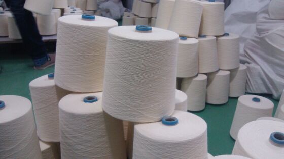 غزل أبيض اللون Lenzing Viscose غزل 1.5kgs لكل مخروط خيارات ألوان غزل مخصصة مصممة لاحتياجات تصنيع المنسوجات