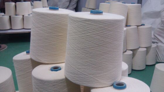 غزل أبيض اللون Lenzing Viscose غزل 1.5kgs لكل مخروط خيارات ألوان غزل مخصصة مصممة لاحتياجات تصنيع المنسوجات